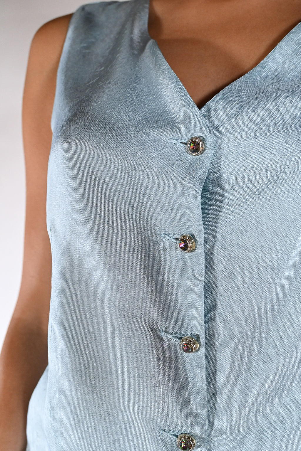 Gilet Satinato Scollo a V – Azzurro Polvere - Wu side