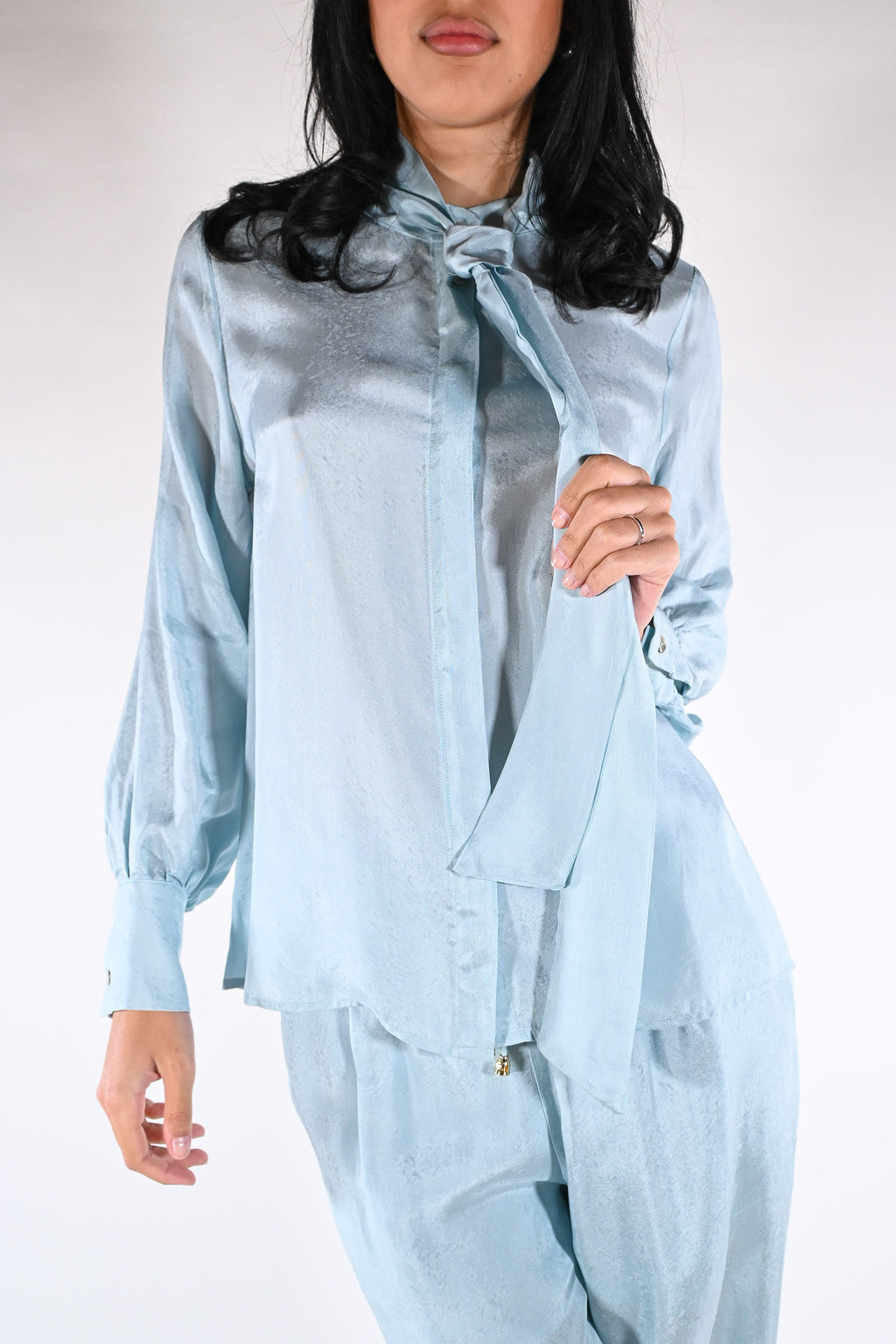 Blusa in Satin con Collo a Fiocco – Azzurro Polvere - Wu side