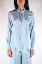 Blusa in Satin con Collo a Fiocco – Azzurro Polvere - Wu side