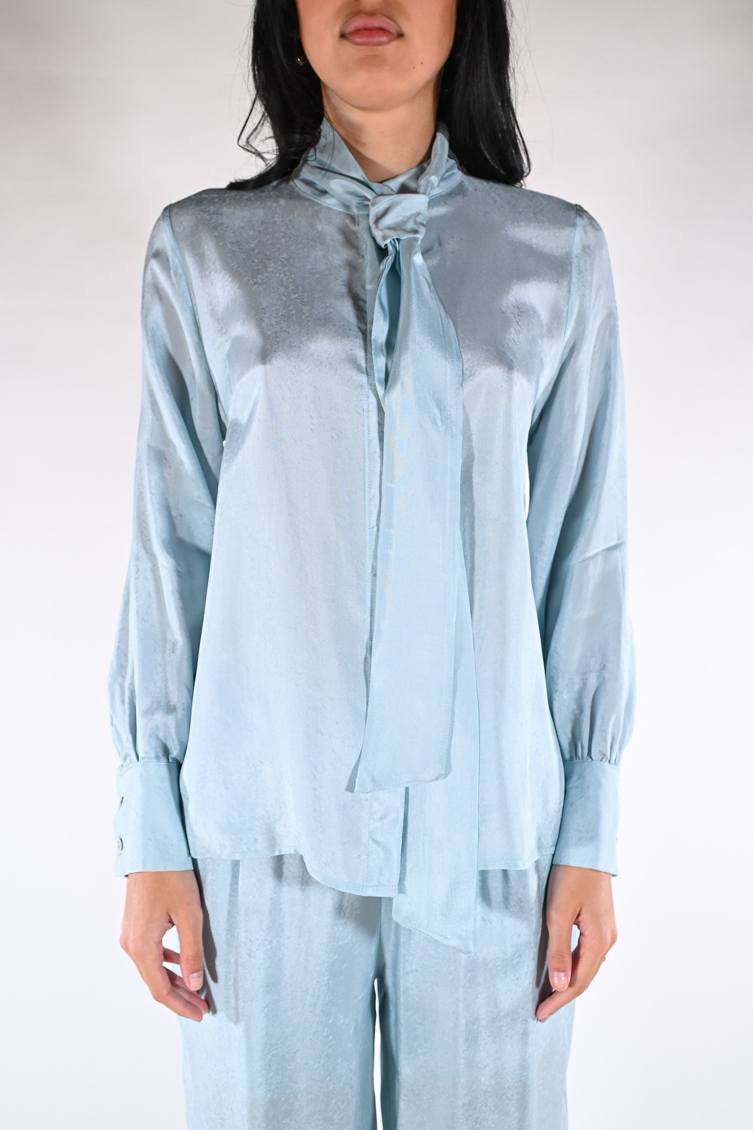 Blusa in Satin con Collo a Fiocco – Azzurro Polvere - Wu side