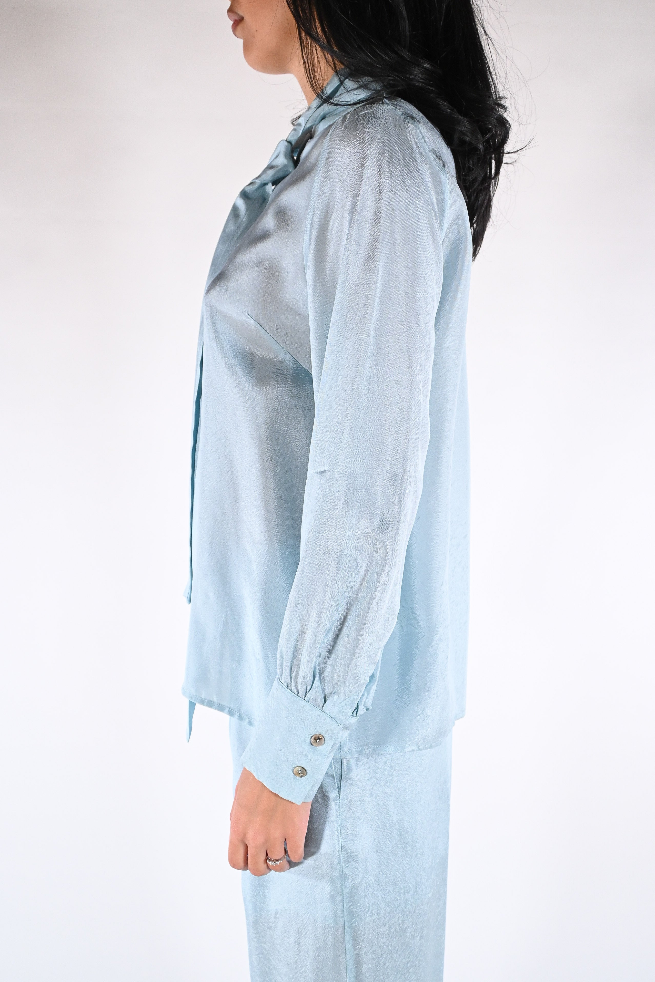 Blusa in Satin con Collo a Fiocco – Azzurro Polvere - Wu side