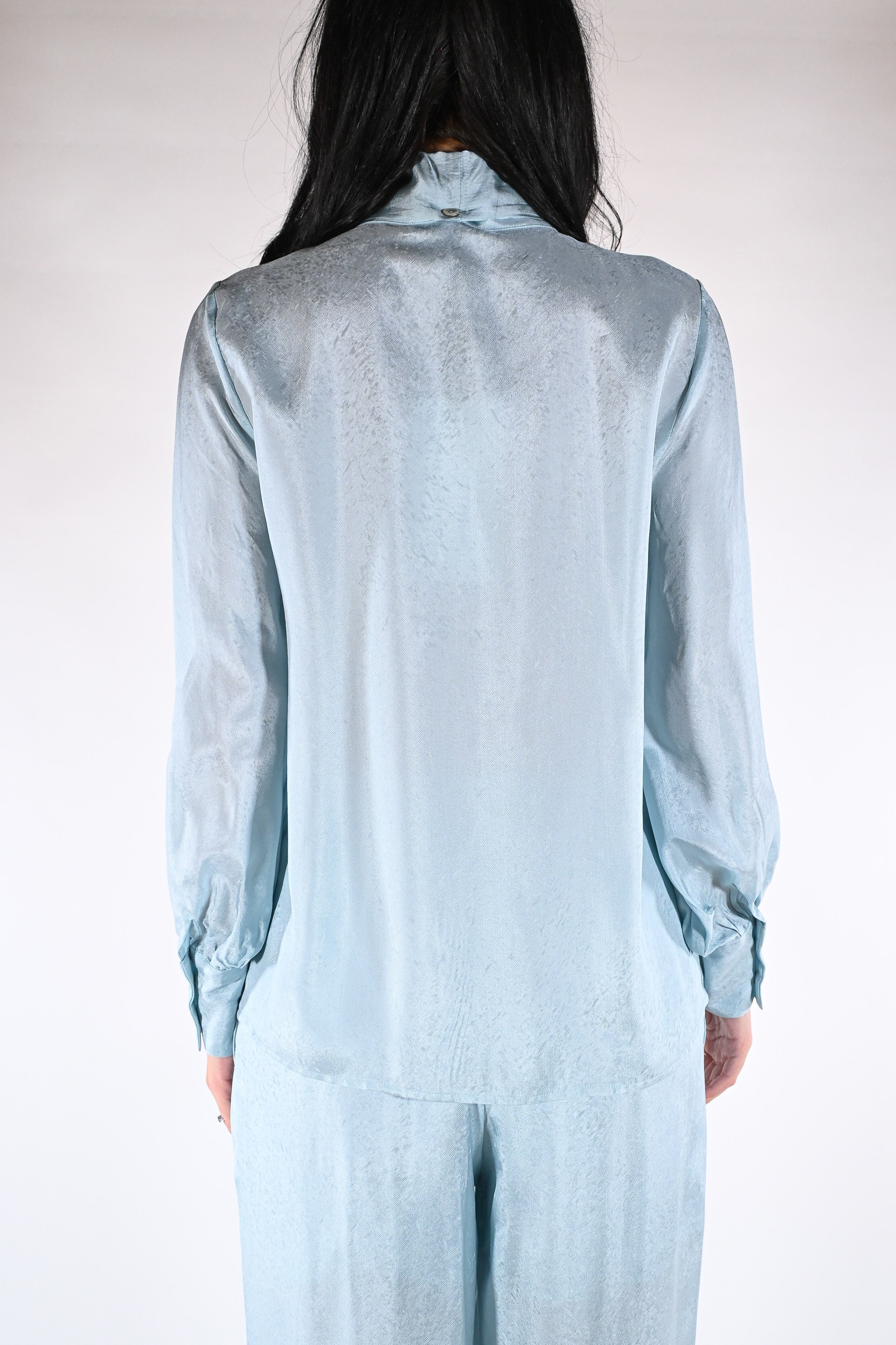 Blusa in Satin con Collo a Fiocco – Azzurro Polvere - Wu side