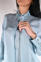 Blusa in Satin con Collo a Fiocco – Azzurro Polvere - Wu side