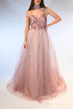 Abito lungo con ricami nel corsetto e gonna in tulle rosa antico - Berti Mode Collection