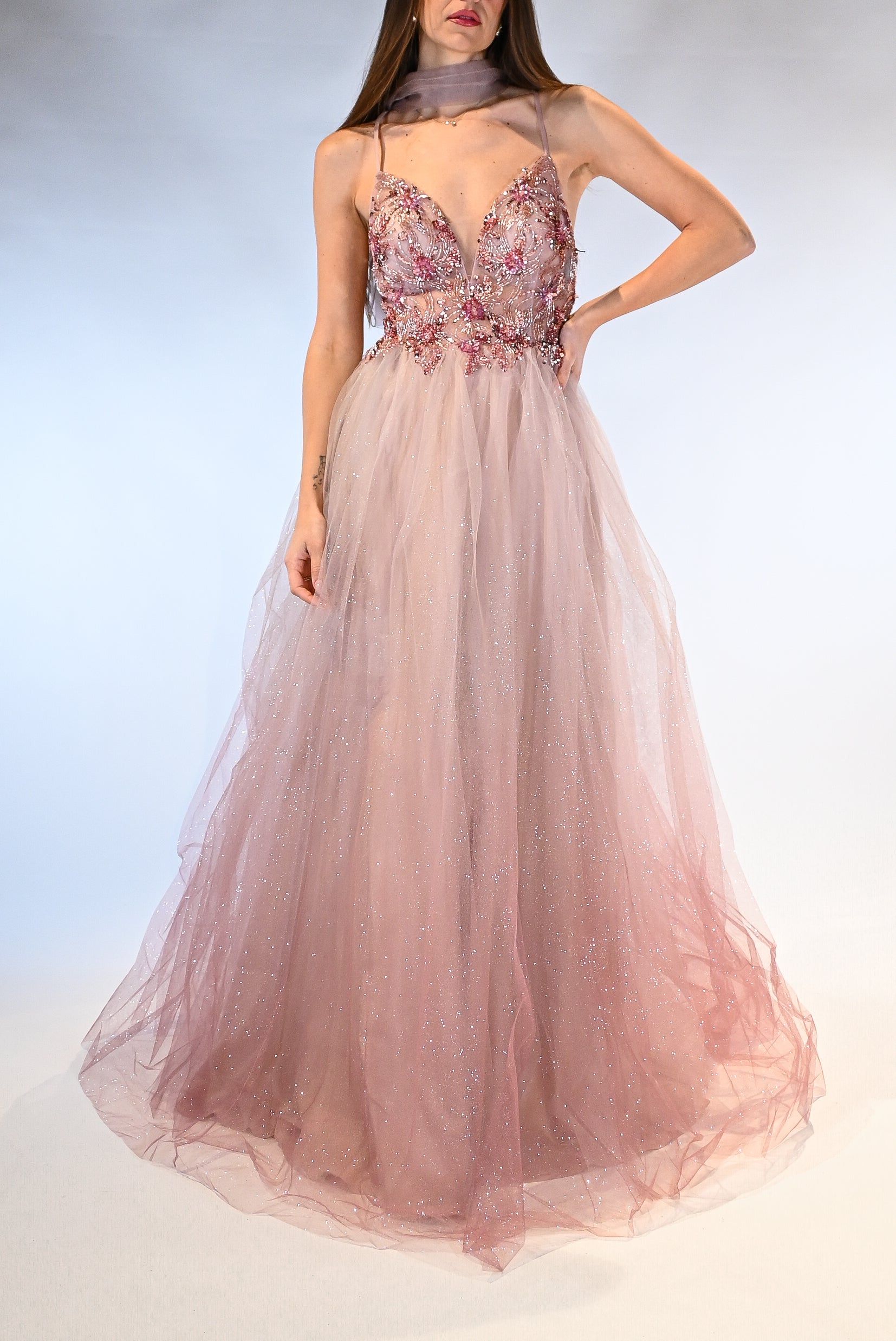 Abito lungo con ricami nel corsetto e gonna in tulle rosa antico - Berti Mode Collection