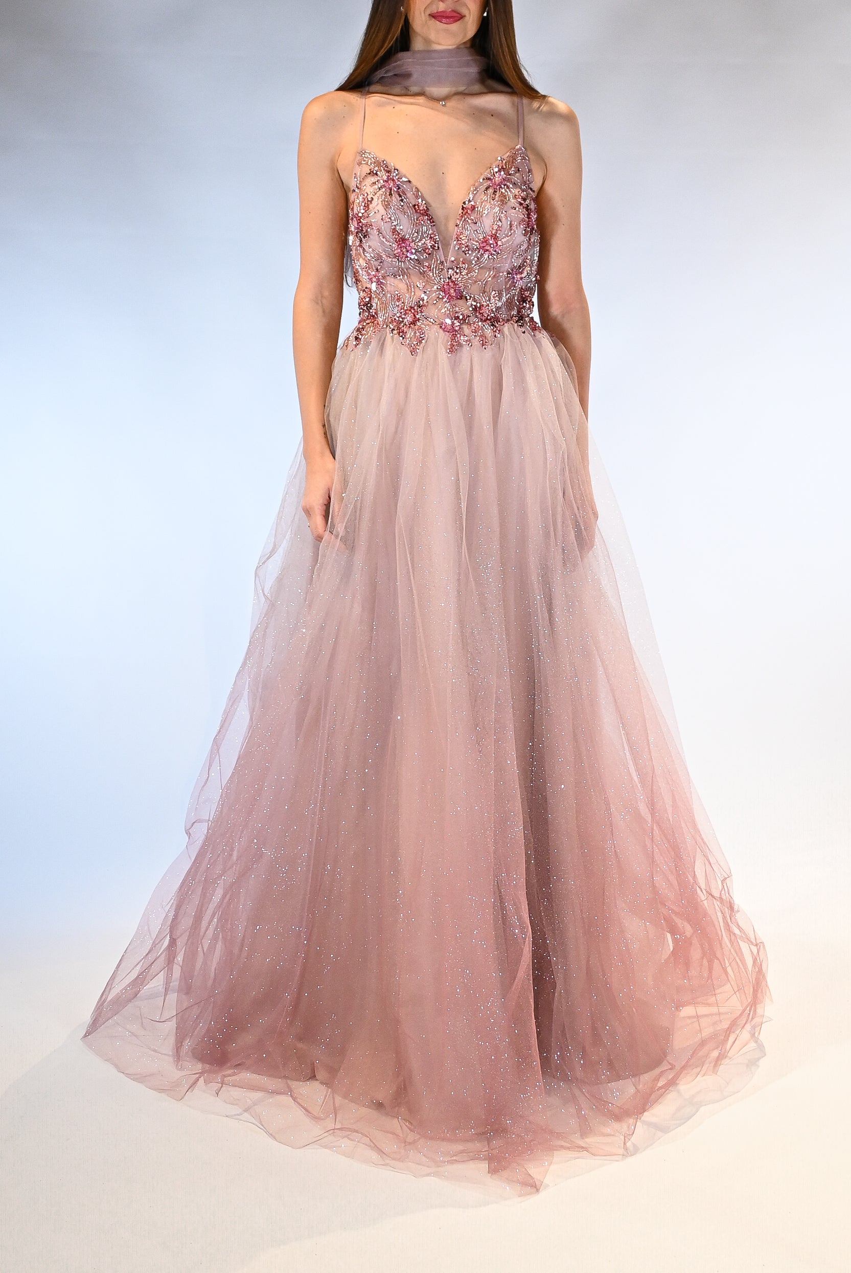 Abito lungo con ricami nel corsetto e gonna in tulle rosa antico - Berti Mode Collection