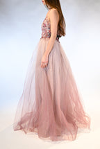 Abito lungo con ricami nel corsetto e gonna in tulle rosa antico - Berti Mode Collection