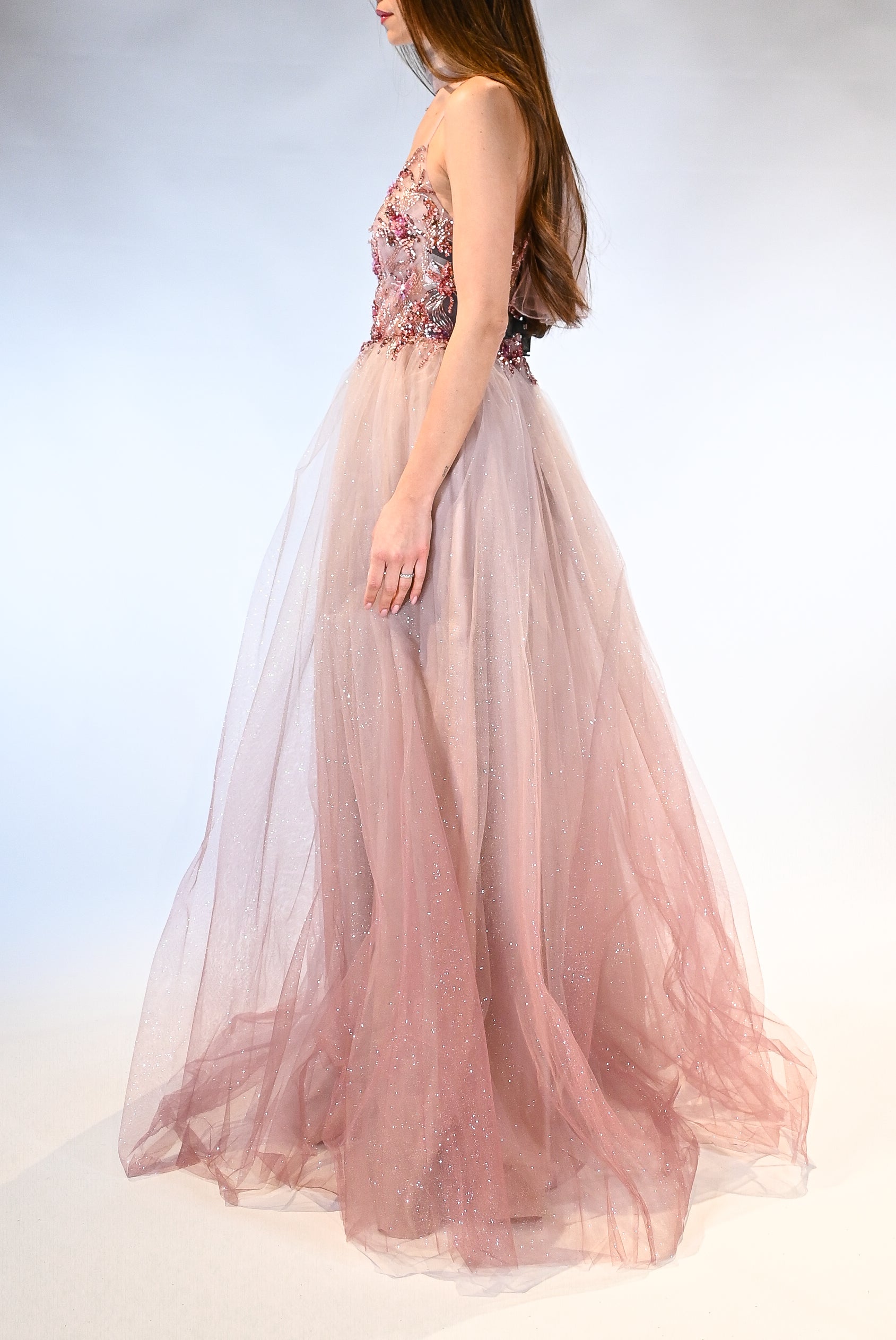 Abito lungo con ricami nel corsetto e gonna in tulle rosa antico - Berti Mode Collection