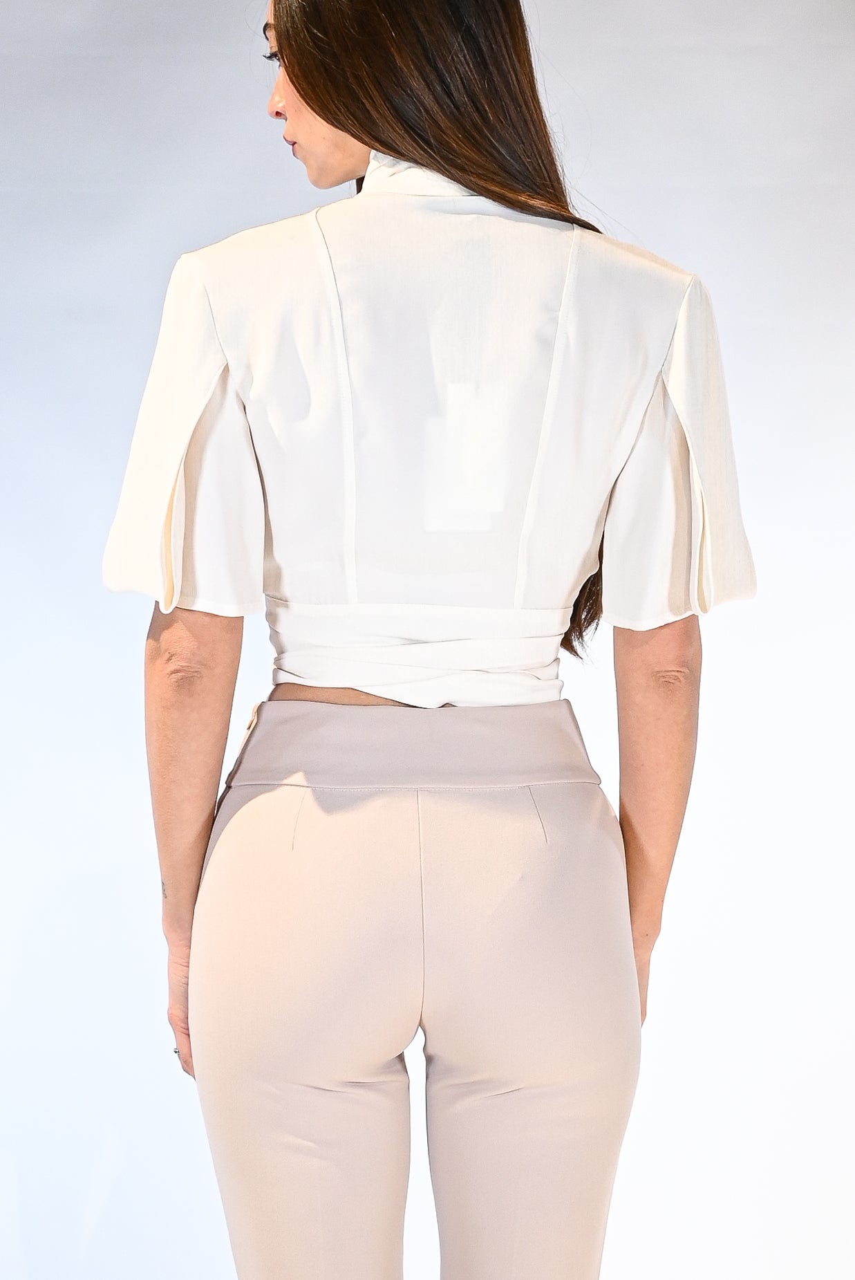 Blusa Crop con Maxi Fascia e Collo Alto – Avorio - Elisabetta Franchi