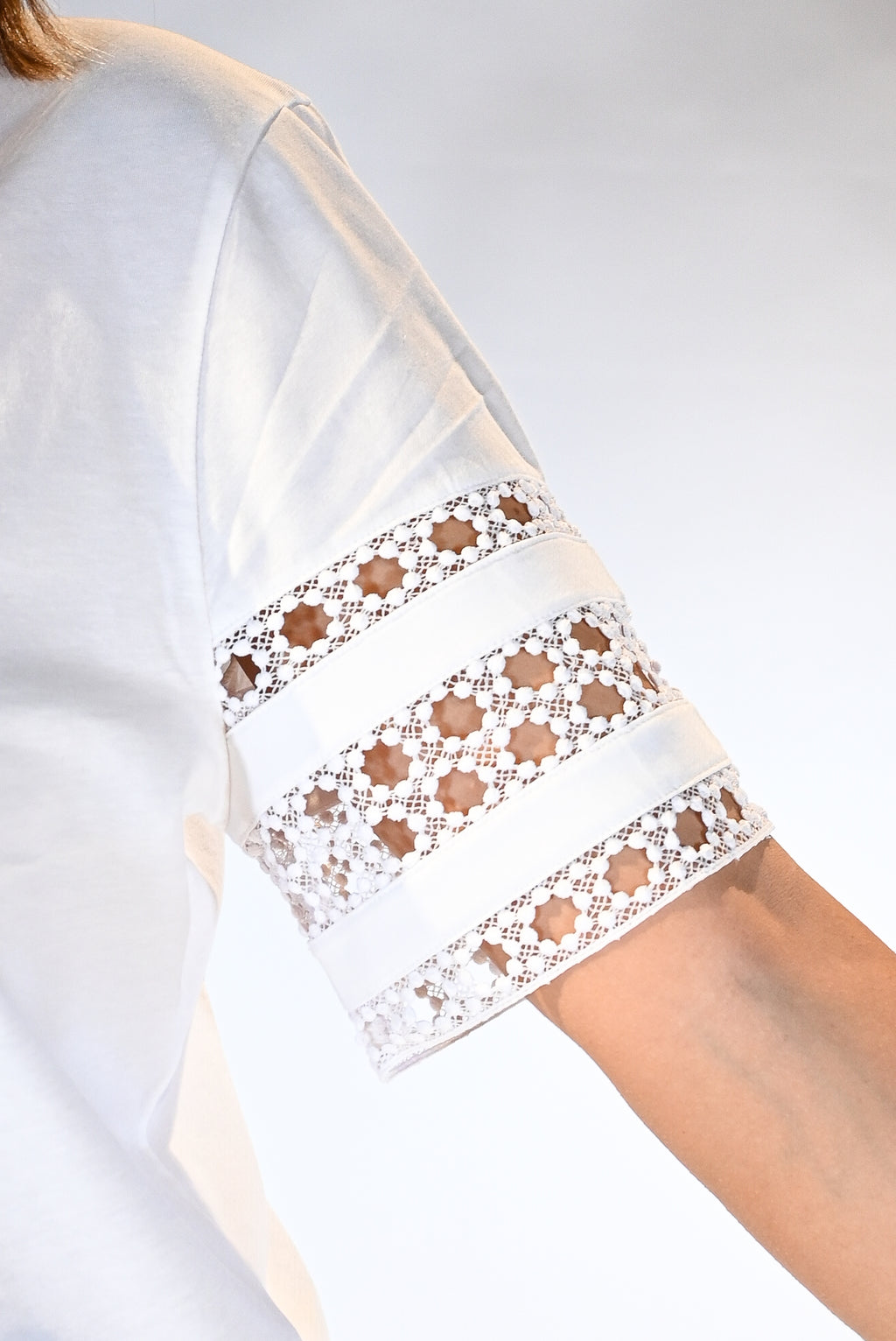 T-shirt maniche corte bianca con ricamo sulla manica - Emme Marella