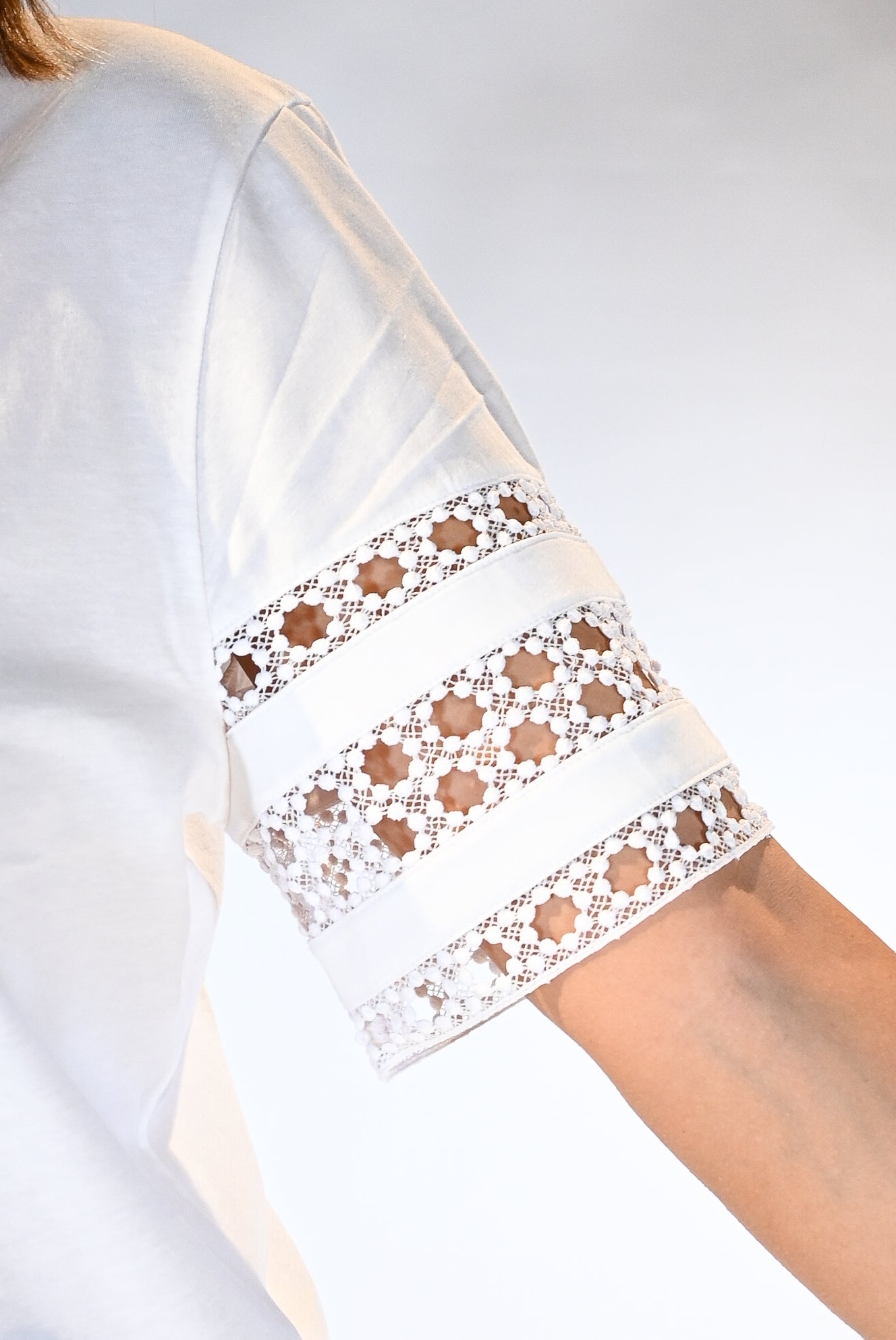 T-shirt maniche corte bianca con ricamo sulla manica - Emme Marella