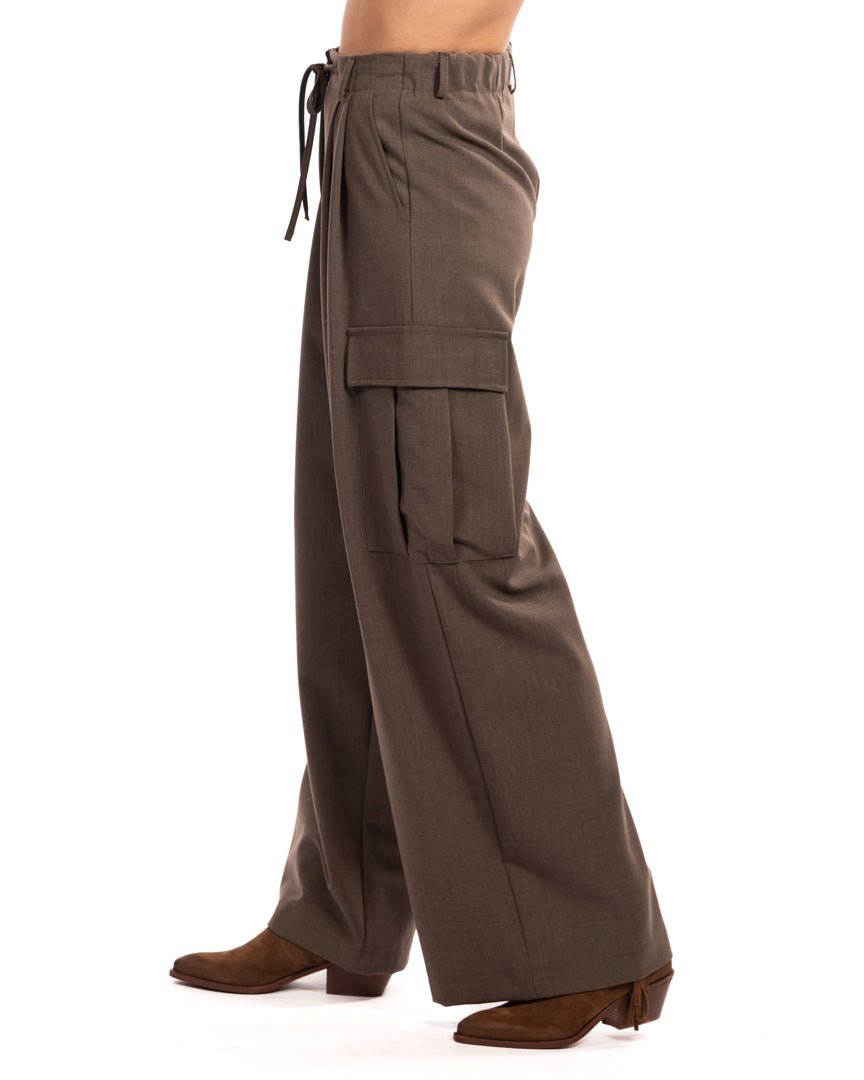 Vicolo pantaloni con tasconi color fango