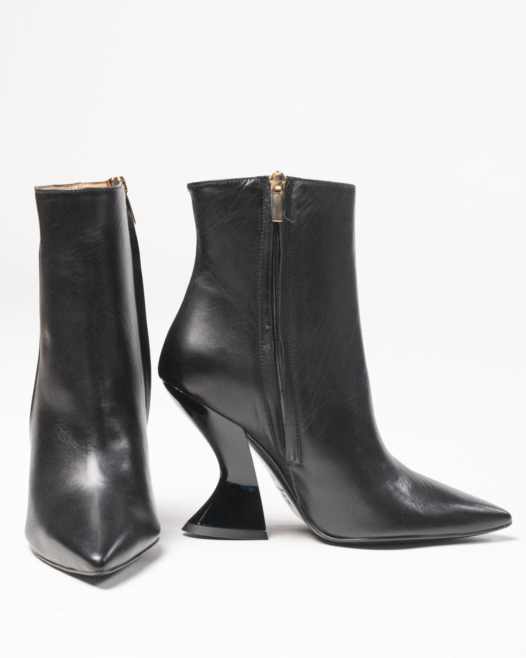 Wo Milano - Stivale tronchetto a punta con tacco lucido