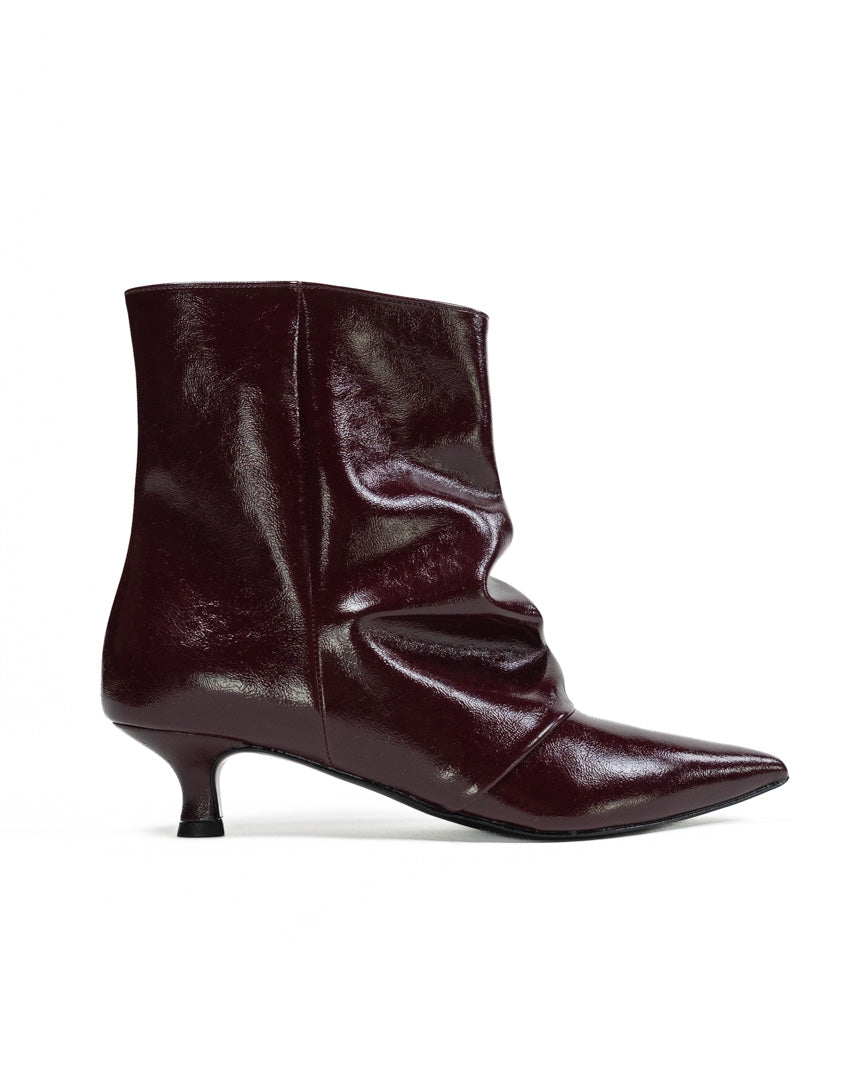 Stivaletto Slouchy A Punta con Kitten Heel – Borgogna Verniciato - Ovyè