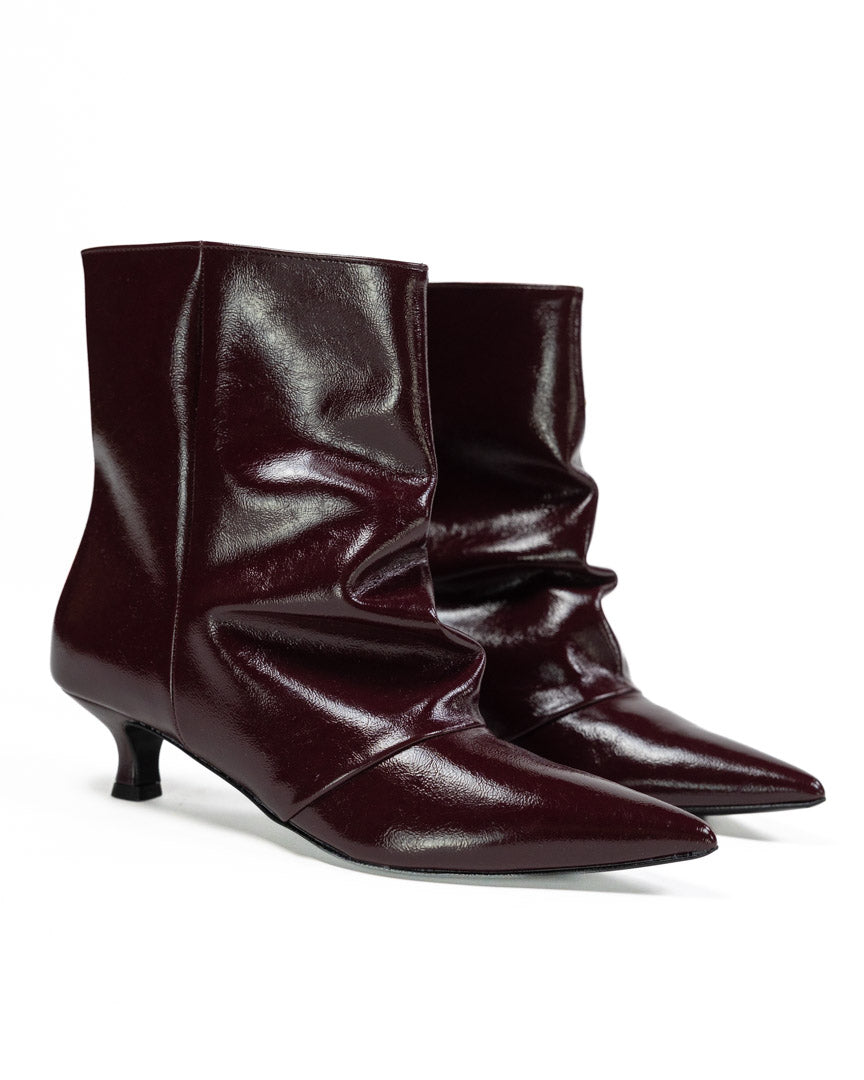 Stivaletto Slouchy A Punta con Kitten Heel – Borgogna Verniciato - Ovyè
