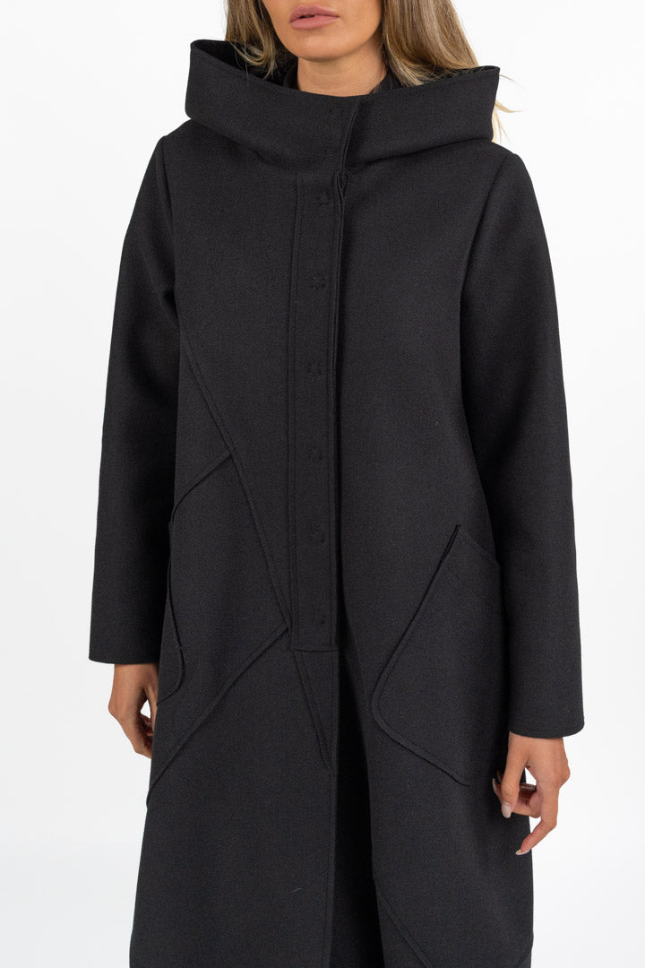 Cappotto Asimmetrico con Cappuccio Nero - Jurerê
