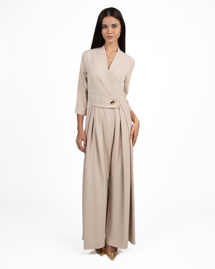 Tuta Elegante Intera Beige Sabbia con Scollo Incrociato a V e Dettaglio Gioiello - Rinascimento