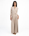 Tuta Elegante Intera Beige Sabbia con Scollo Incrociato a V e Dettaglio Gioiello - Rinascimento