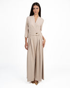 Tuta Elegante Intera Beige Sabbia con Scollo Incrociato a V e Dettaglio Gioiello - Rinascimento