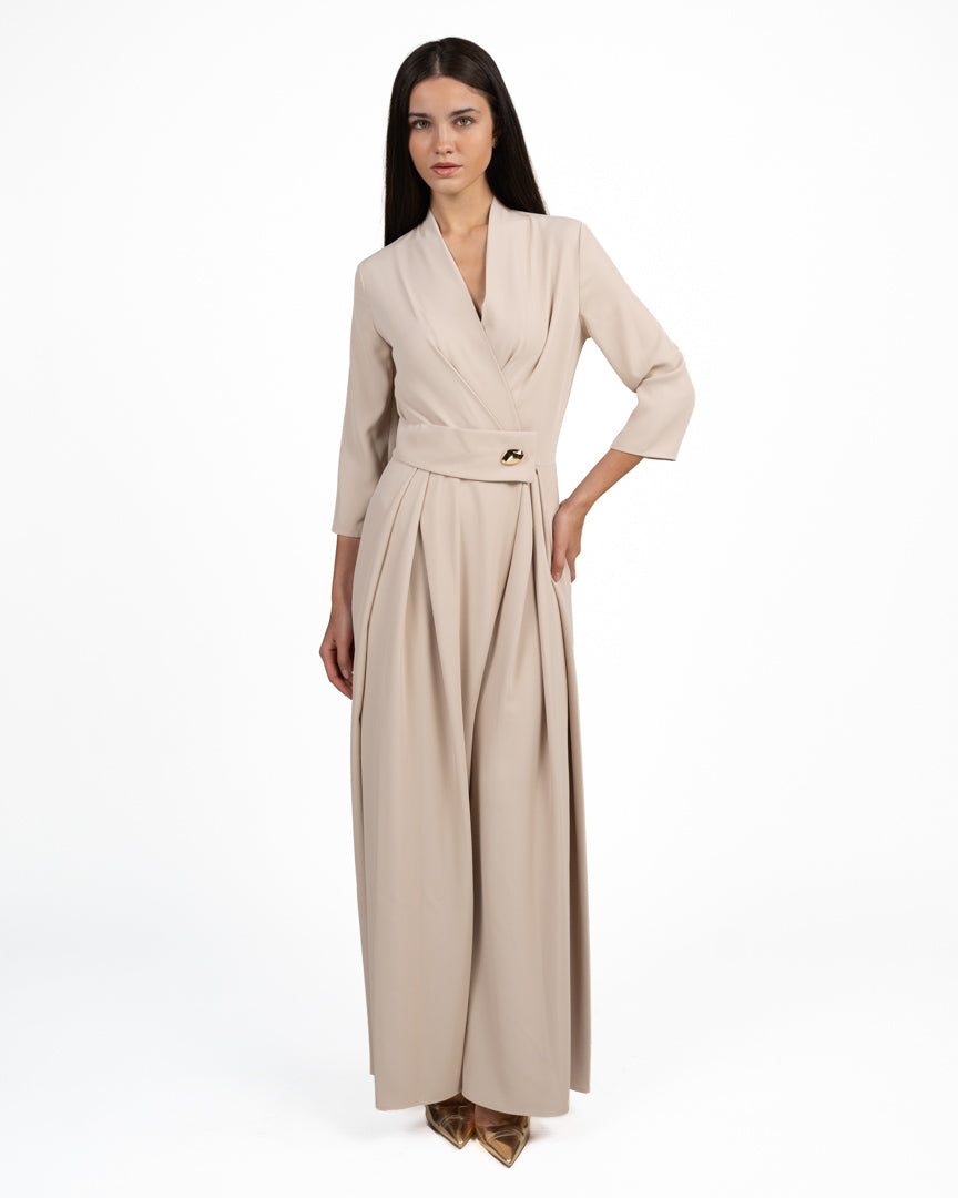 Tuta Elegante Intera Beige Sabbia con Scollo Incrociato a V e Dettaglio Gioiello - Rinascimento