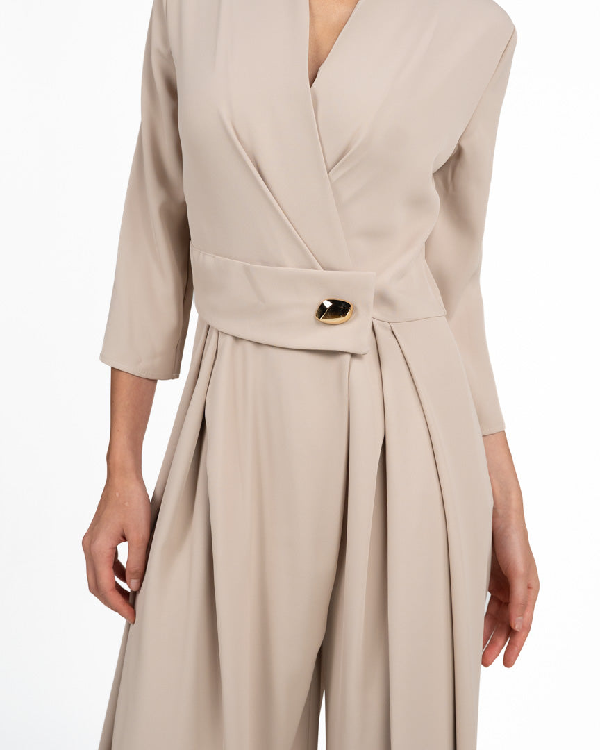Tuta Elegante Intera Beige Sabbia con Scollo Incrociato a V e Dettaglio Gioiello - Rinascimento