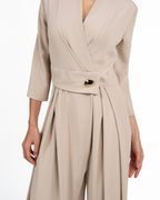 Tuta Elegante Intera Beige Sabbia con Scollo Incrociato a V e Dettaglio Gioiello - Rinascimento