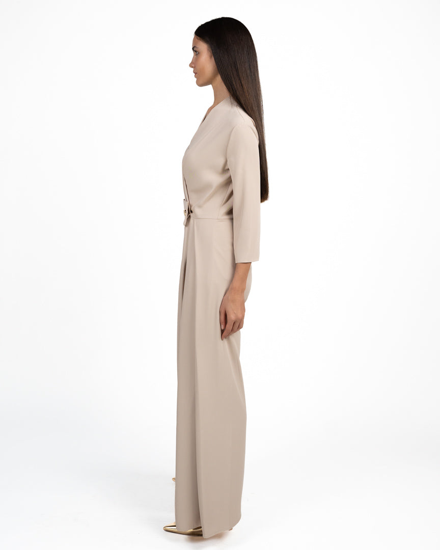 Tuta Elegante Intera Beige Sabbia con Scollo Incrociato a V e Dettaglio Gioiello - Rinascimento
