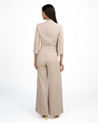 Tuta Elegante Intera Beige Sabbia con Scollo Incrociato a V e Dettaglio Gioiello - Rinascimento