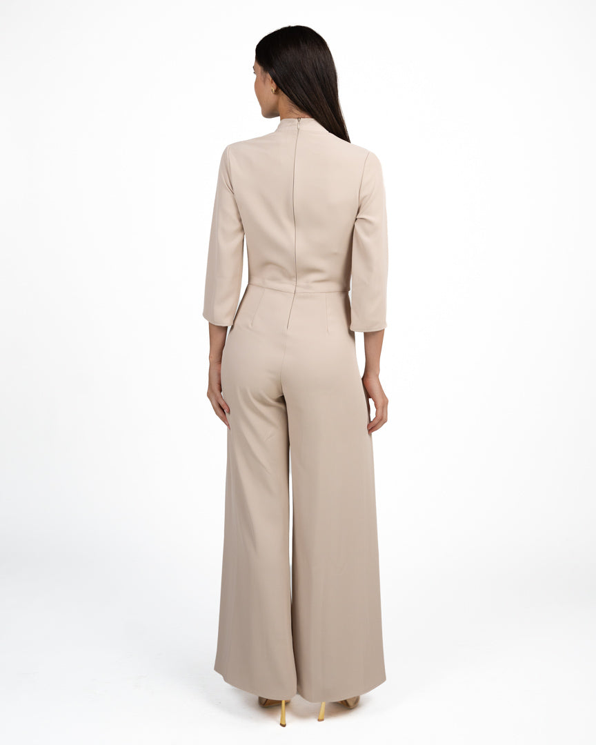 Tuta Elegante Intera Beige Sabbia con Scollo Incrociato a V e Dettaglio Gioiello - Rinascimento