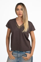 T-shirt con Scollo a V e Borchie - Souvenir