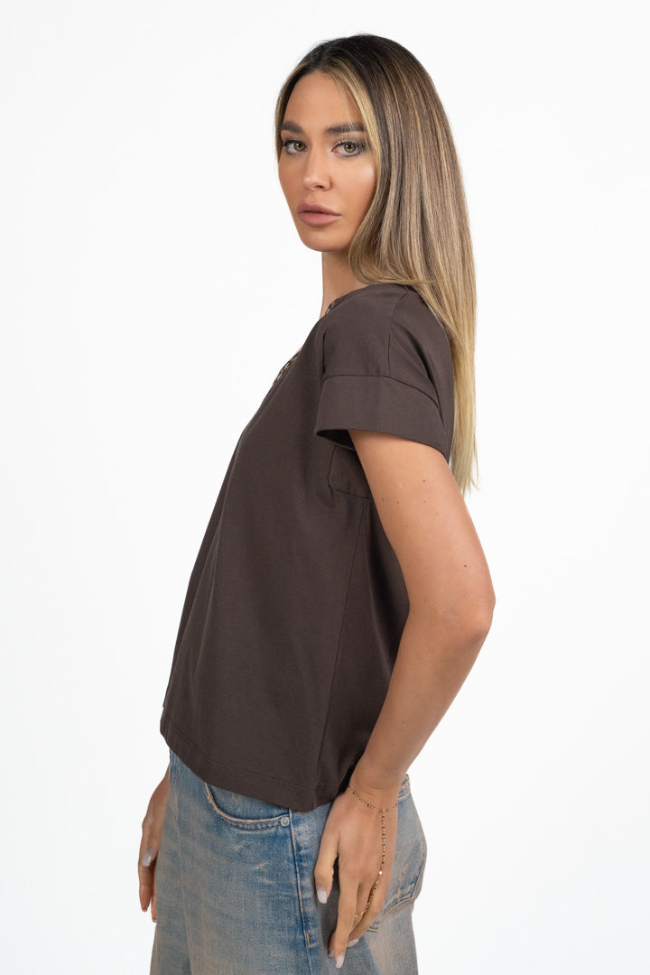 T-shirt con Scollo a V e Borchie - Souvenir