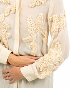 Camicia Semiaffusolata in Chiffon Burro con Applicazioni Floreali Tridimensionali - Emme Marella
