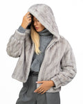 Giacca Corta in Ecopelliccia Grigio Chiaro con Cappuccio e Zip - Berti Mode Collection