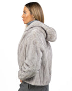 Giacca Corta in Ecopelliccia Grigio Chiaro con Cappuccio e Zip - Berti Mode Collection
