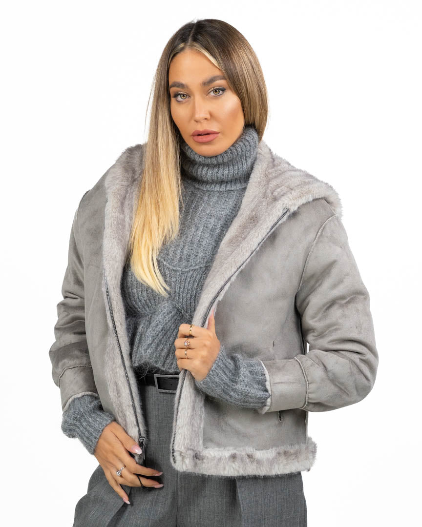 Giacca Corta in Ecopelliccia Grigio Chiaro con Cappuccio e Zip - Berti Mode Collection