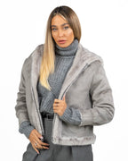 Giacca Corta in Ecopelliccia Grigio Chiaro con Cappuccio e Zip - Berti Mode Collection