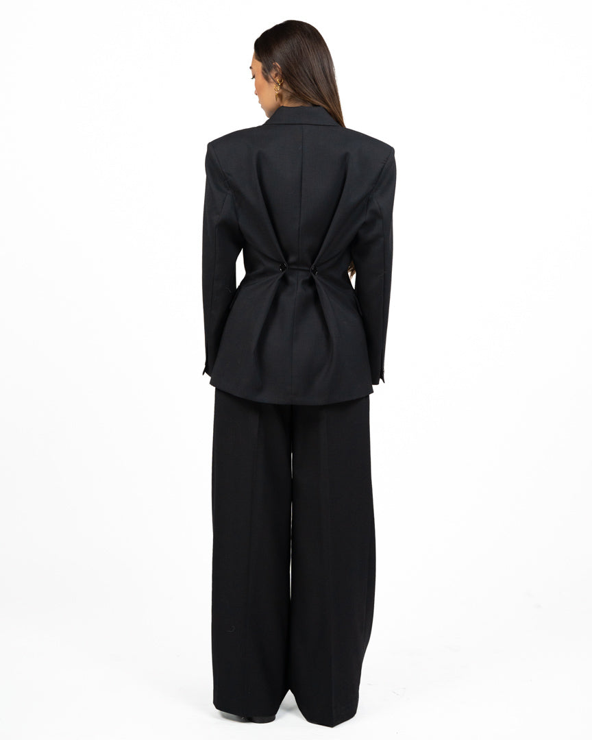 Completo Tailleur Nero Sartoriale con Blazer Sciancrato sul Retro e Pantalone Palazzo - Vicolo