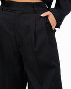Completo Tailleur Nero Sartoriale con Blazer Sciancrato sul Retro e Pantalone Palazzo - Vicolo