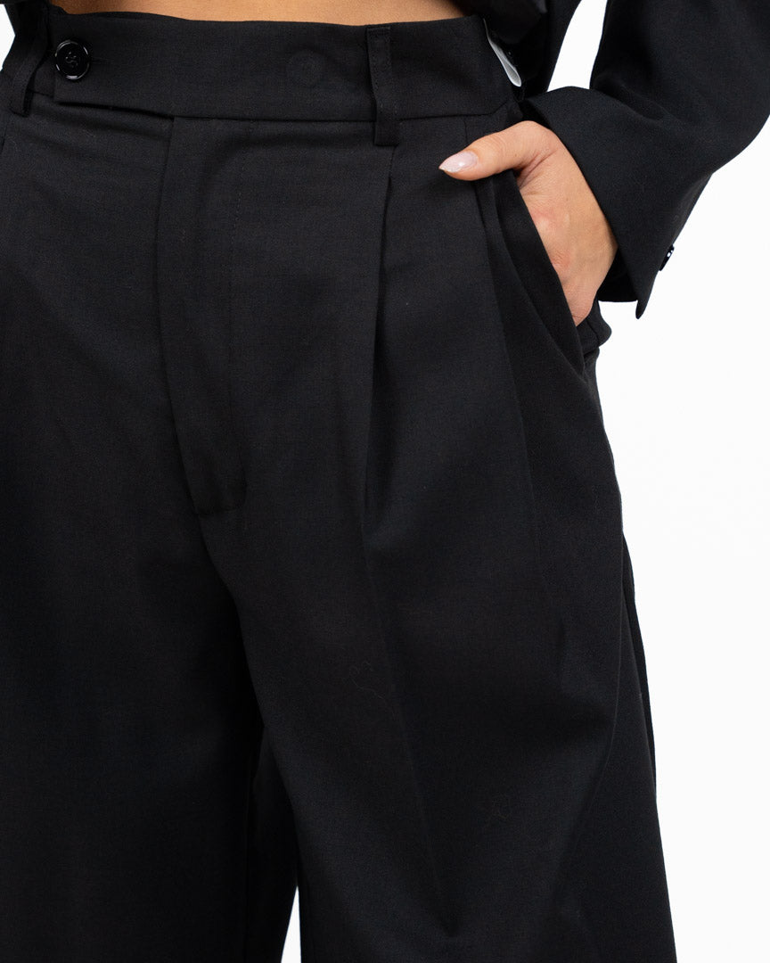 Completo Tailleur Nero Sartoriale con Blazer Sciancrato sul Retro e Pantalone Palazzo - Vicolo