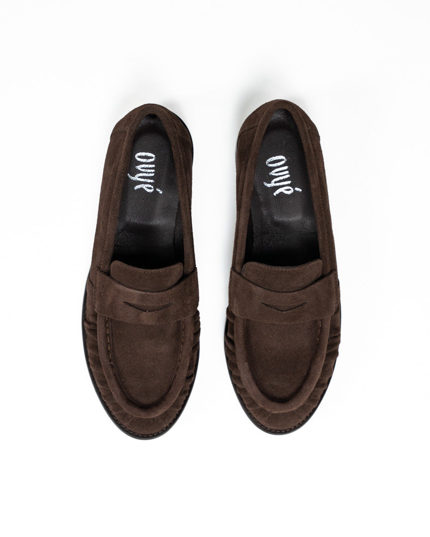 Ovyé – Mocassino Penny Loafer in Camoscio con Dettaglio Arricciato