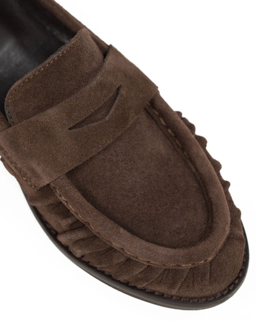 Ovyé – Mocassino Penny Loafer in Camoscio con Dettaglio Arricciato