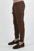 Pantalone Chino Slim Fit in Cotone Stretch – marrone - Over/d