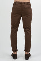 Pantalone Chino Slim Fit in Cotone Stretch – marrone - Over/d