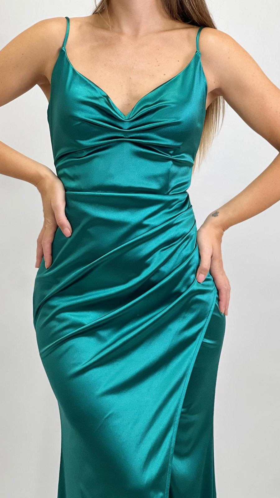 Abito Lungo Silhouette a Sirena con Intreccio Posteriore verde - Berti Mode Collection